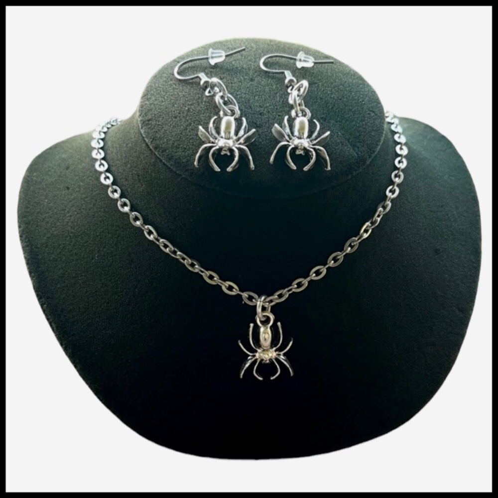 Spider Set necklace and earrings . Halloween goth silver spooky